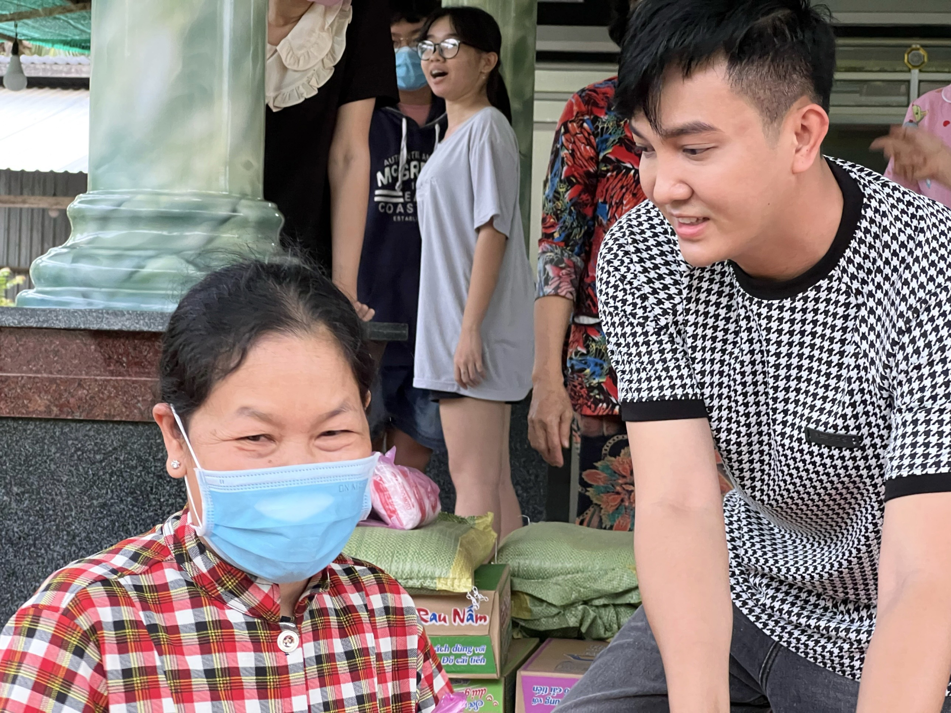 Diễn viên, MC Lê Nguyên Bảo mang yêu thương về với bà con Bến Tre - ảnh 2