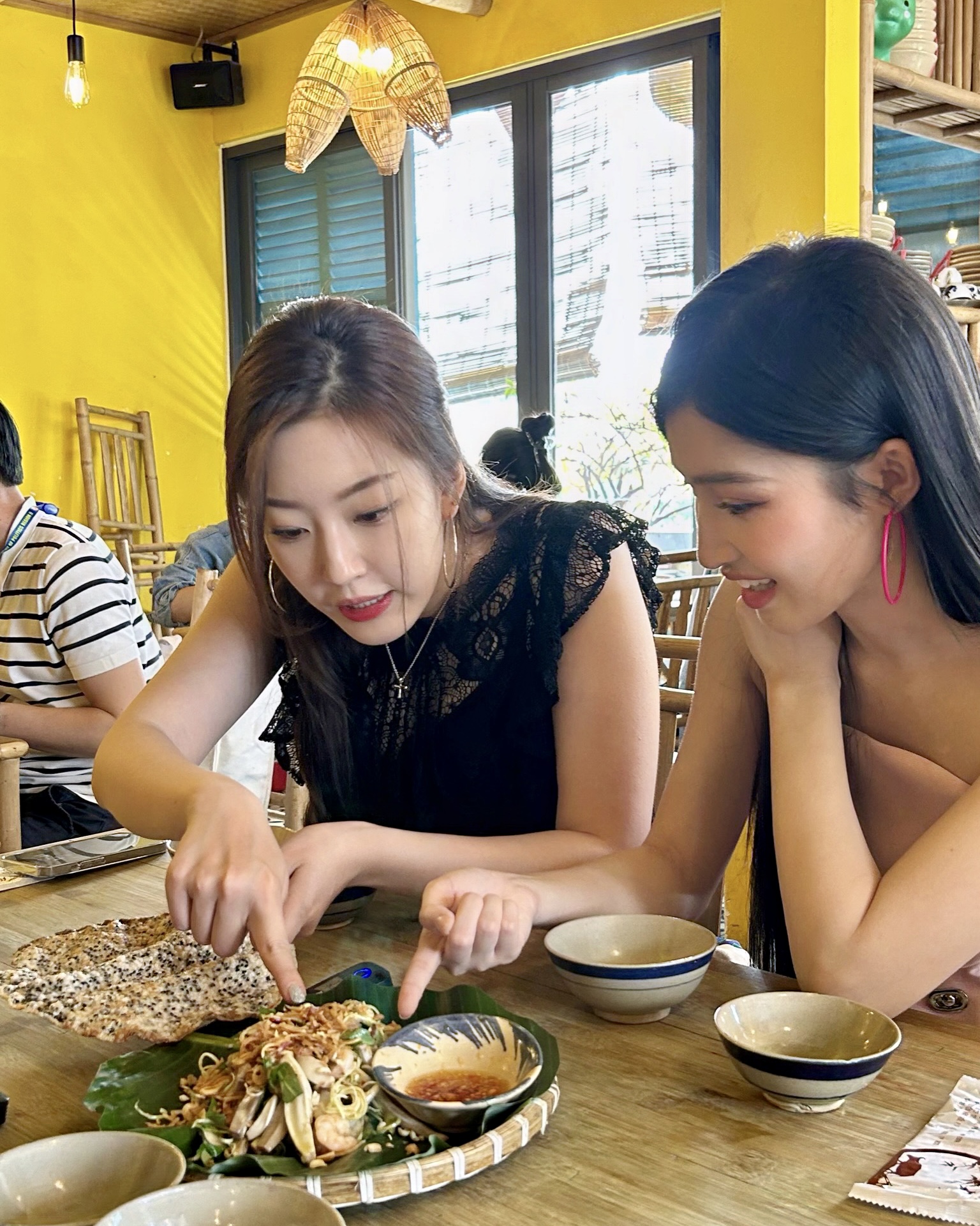Á hậu Phương Nhi thưởng thức cơm Việt cùng dàn hậu Hàn Quốc - ảnh 2