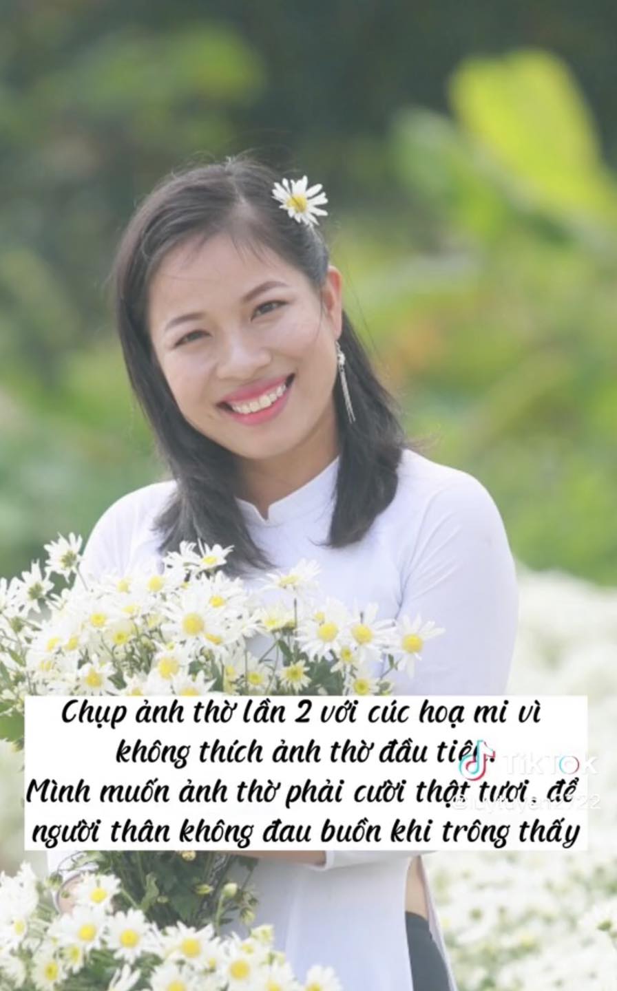 Cũng trong thời gian này, cô cũng chụp ảnh thờ lần 2 thật tươi với hy vọng người thân bớt đau buồn khi nhìn vào.
