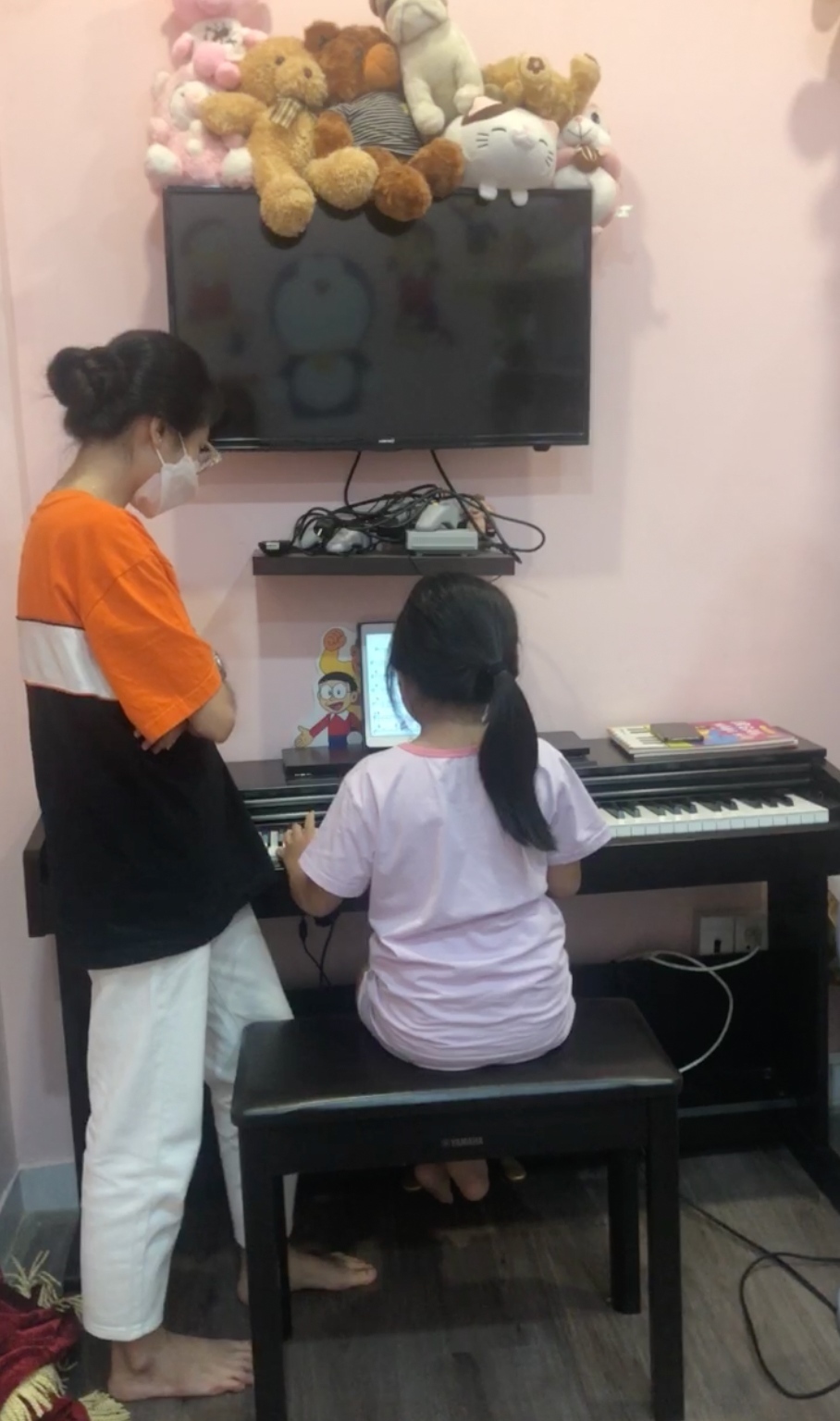 Con gái Mai Phương còn có khả năng chơi piano cực tốt