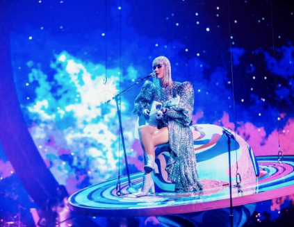 Katy Perry “chọn mặt gửi vàng” với Mẫu áo Lồng đèn của NTK Công Trí tại American Idol 21  Katy Perry bốc lửa - ảnh 6