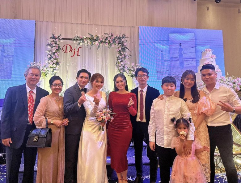 Hình ảnh đại gia đình Lê Phương trong đám cưới em gái