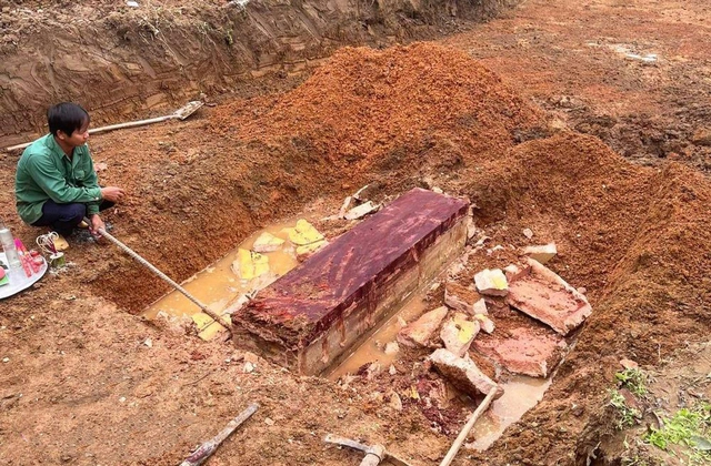 Ngôi mộ lạ được tìm thấy trong quá trình đào móng nhà Ảnh: Việt Cường - NTV