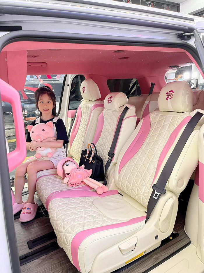 Bên cạnh bố mẹ thì các con gái của Đoàn Di Băng cũng đều sở hữu siêu xe được thiết kế riêng