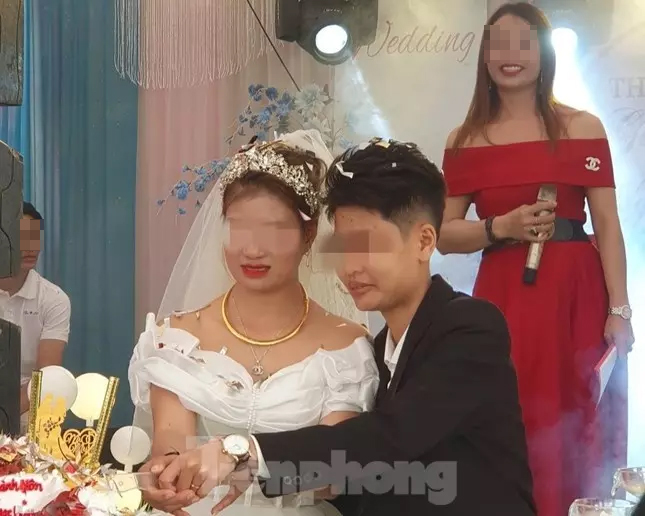 Cặp đôi cùng thực hiện nghi thức cắt bánh, rót rượu vang trong đám cưới Nguồn: Báo Tiền phong