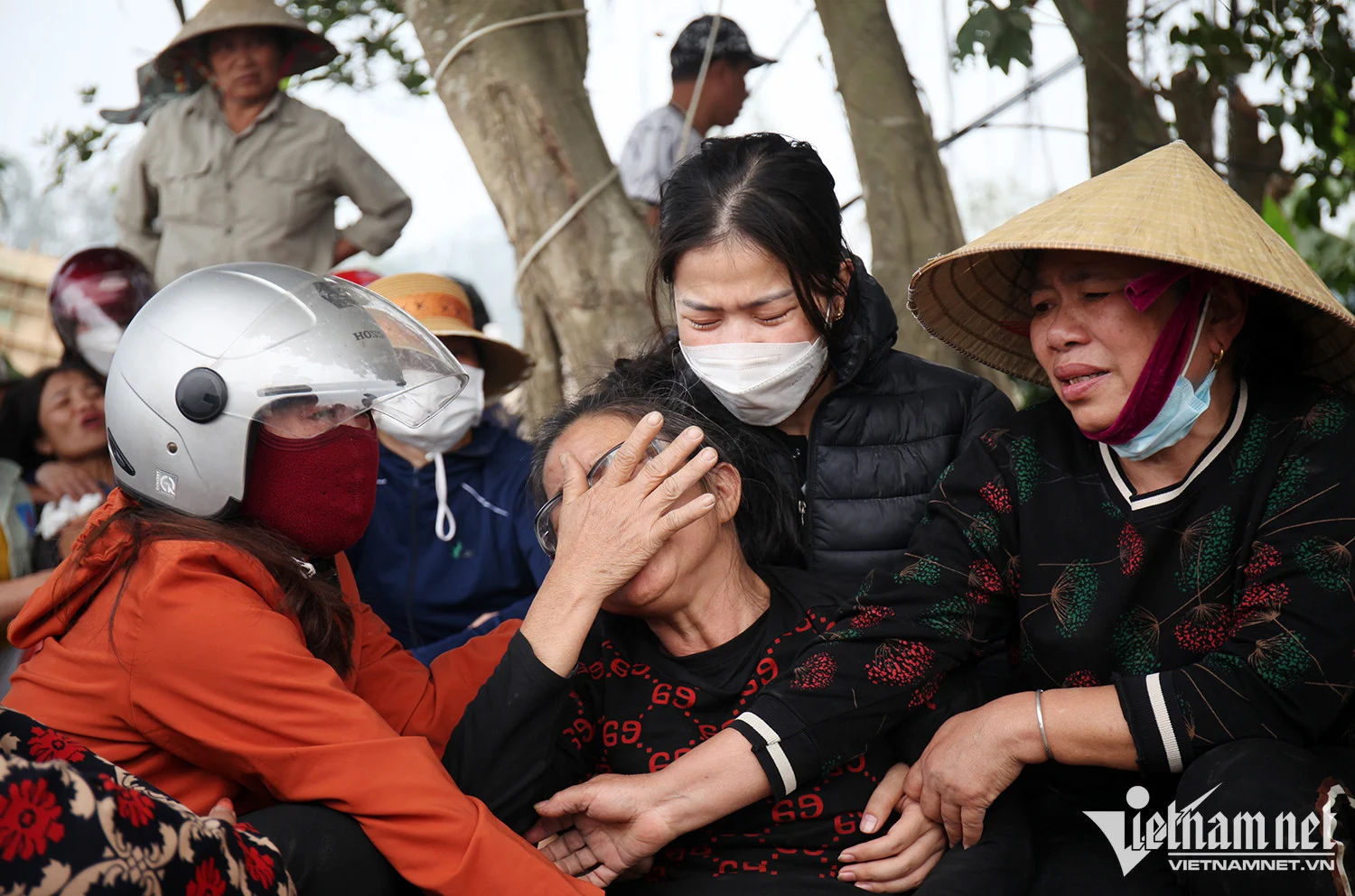 Mẹ chồng, bà nội của các nạn nhân gào khóc trong đau đớn Ảnh: Vietnamnet
