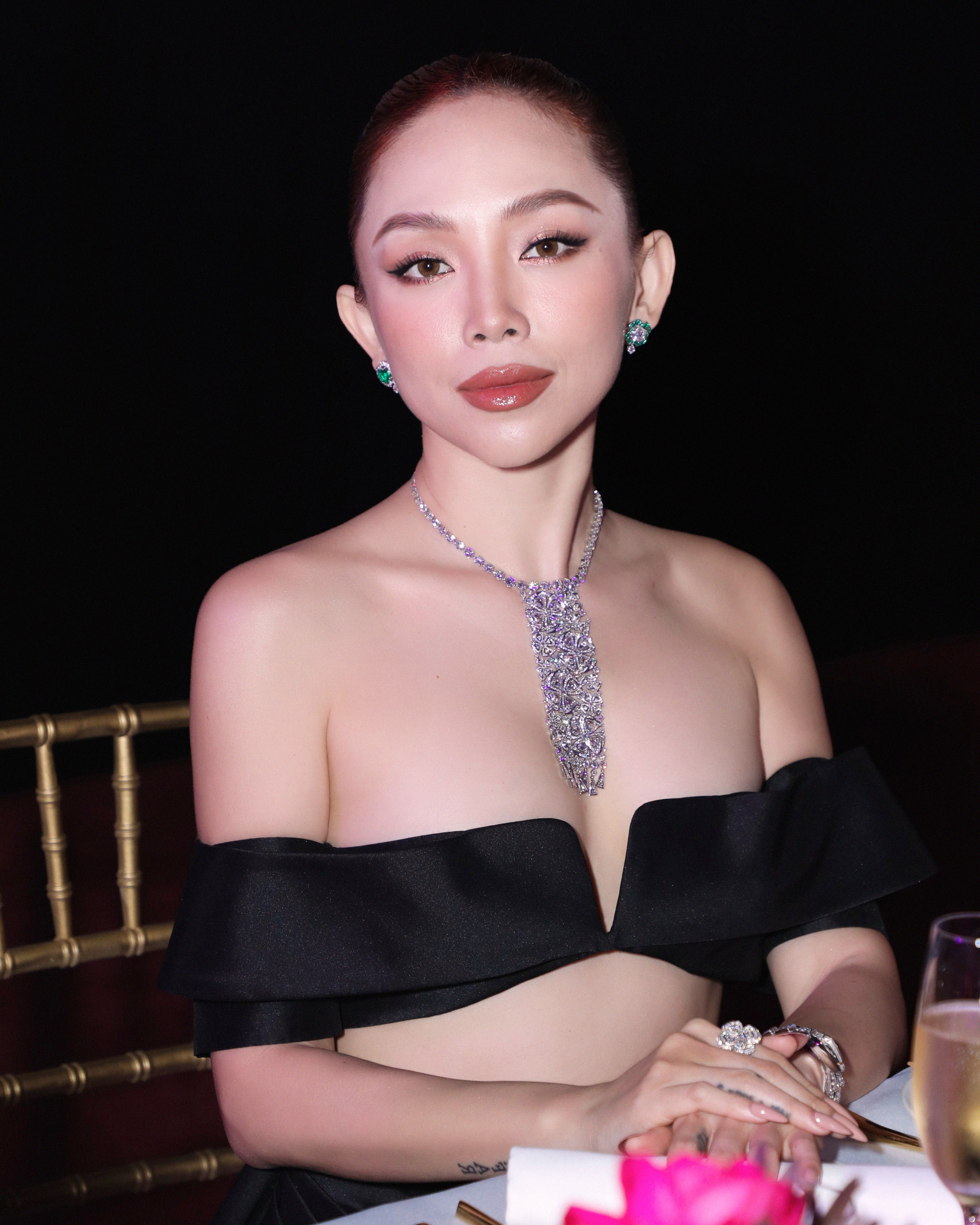 Tóc Tiên đeo trang sức 35 tỷ, diện váy cut-out nổi bật tại thảm đỏ Singapore - ảnh 3