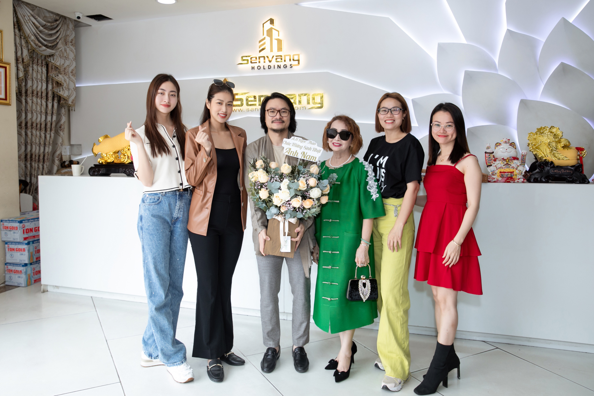 Hoa hậu Thiên Ân cùng Lương Thuỳ Linh 'đánh úp' tổ chức sinh nhật 'đặc biệt' cho đạo diễn Hoàng Nhật Nam - ảnh 6