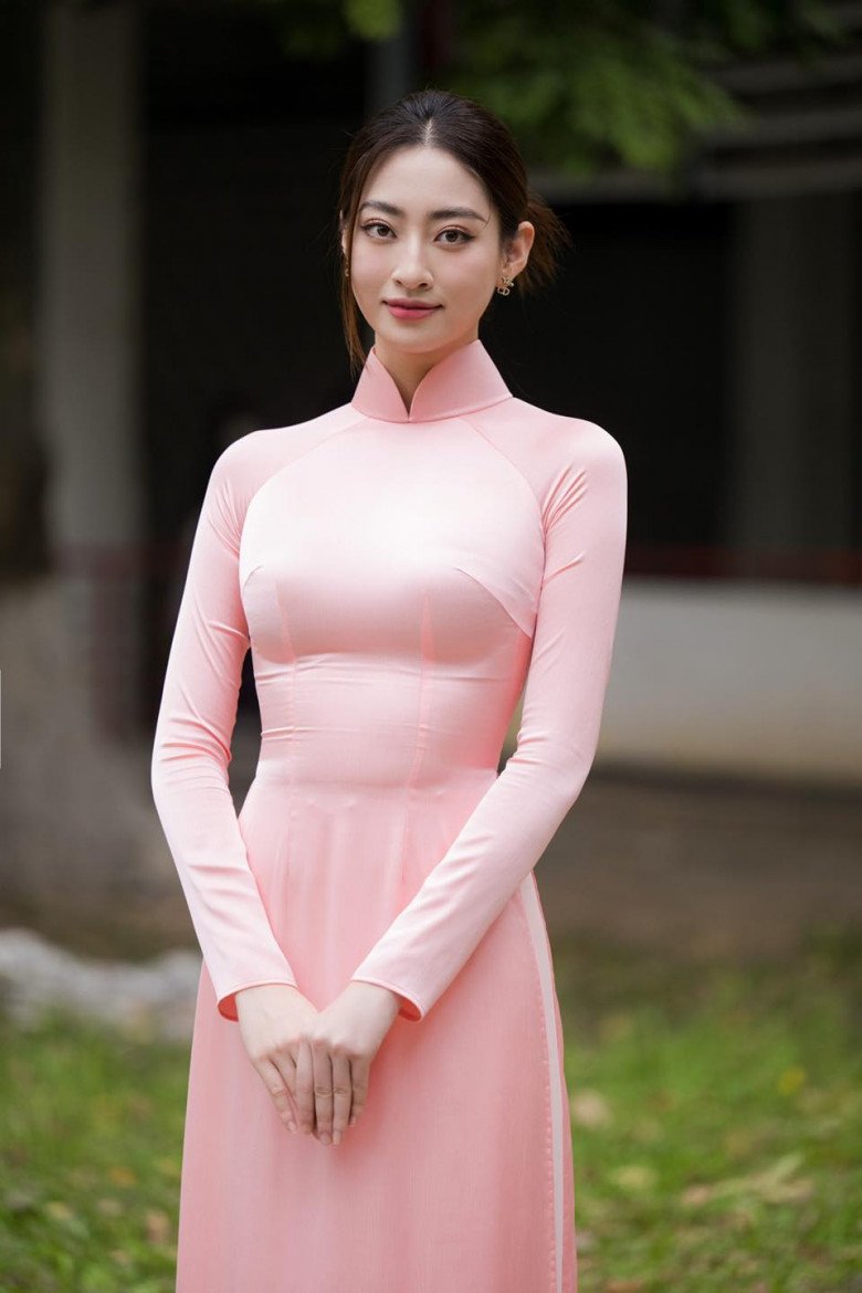 Lương Thuỳ Linh xuất hiện trong ngày hội tư vấn sinh viên của trường trong bộ áo dài màu hồng nền nã