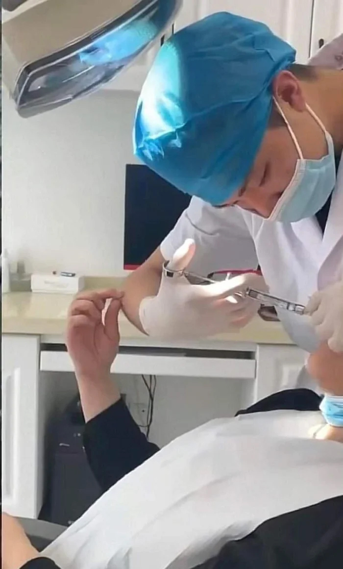 Ngay khi bác sĩ đưa mũi tiêm vào cơ thể, anh chàng cũng dơ tay ngắt nhéo vào tay bác sĩ
