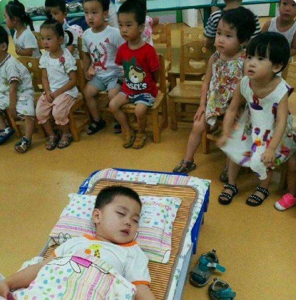 Trong khi các bạn trong lớp đã dậy ăn chiều và học thì con trai chị Châu vẫn ngủ ngon lành