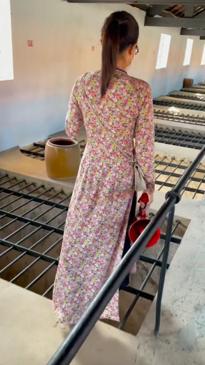Mọi người đều hoảng hốt sợ cô tụt chân xuống dưới