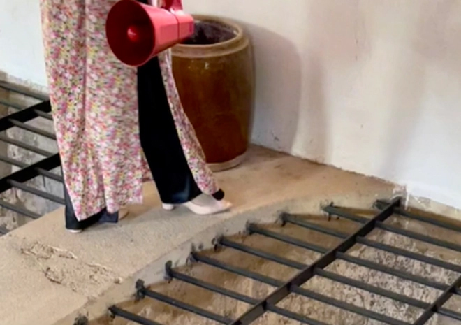 Một góc chụp ngang đôi giày cô hướng dẫn viên đi. Có thể thấy nó không quá cao, gót giày cũng khá dày dặn, không quá nhỏ