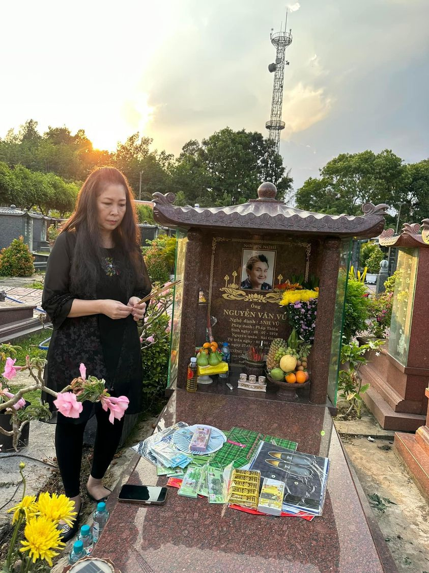 NSND Hồng Vân đến viếng mộ cố nghệ sĩ hài Anh Vũ