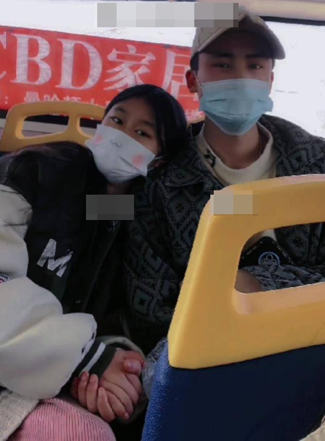 Con gái riêng của cô Vương nắm tay bố dượng trên xe buýt