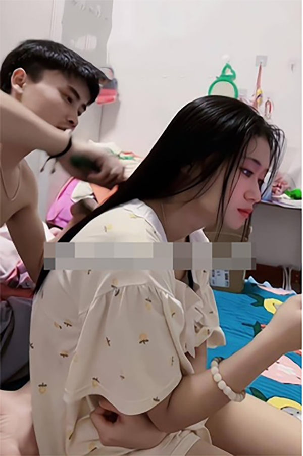Bố dượng chăm sóc con gái riêng của cô Vương vô cùng chu đáo