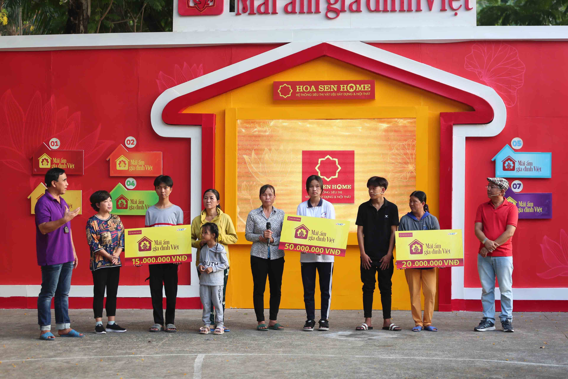 Trước hoàn cảnh đặc biệt của các bé, nghệ sĩ Phi Phụng và Trung Dân đã tặng hết tiền cát-xê khi tham gia chương trình cho gia đình bé Thành Lợi và Minh Kiệt.