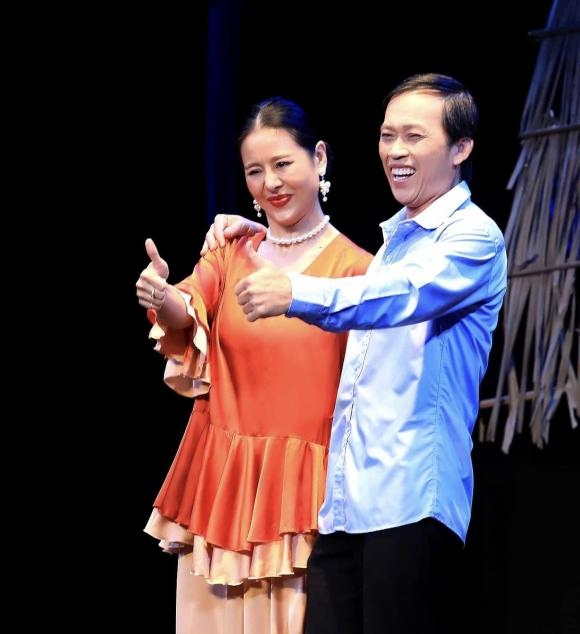 Hình ảnh nghệ sĩ hài Hoài Linh và diễn viên Nam Thư đứng chung sân khấu