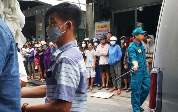 Rất đông hàng xóm đã đến chia buồn cùng gia đình nạn nhân Ảnh: Phụ nữ Việt Nam