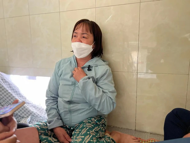 Bà Mơ - mẹ của nạn nhân trải tạm chiếc chiếu ngoài hành lang bệnh viện để chăm con