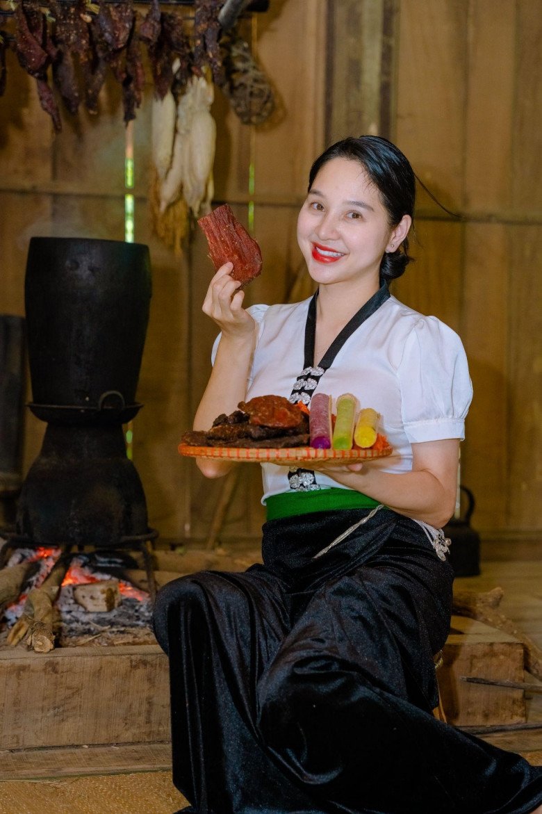 Huyền Huho nổi tiếng trên mạng xã hội khi sở hữu thương hiệu thịt trâu gác bếp của riêng mình
