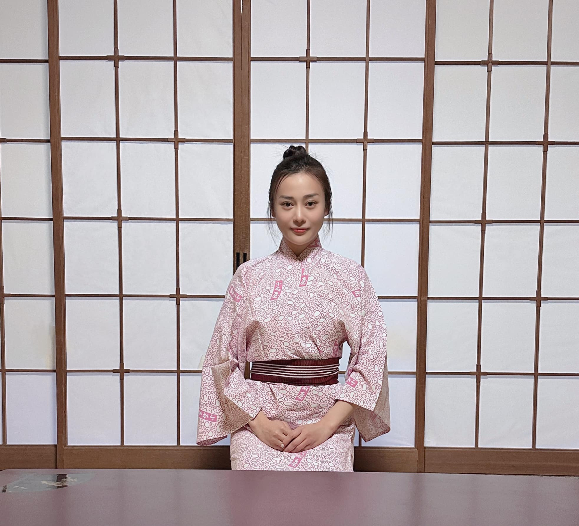 Phương Oanh tóc búi cao, diện bộ trang phục kimono màn hồng phấn