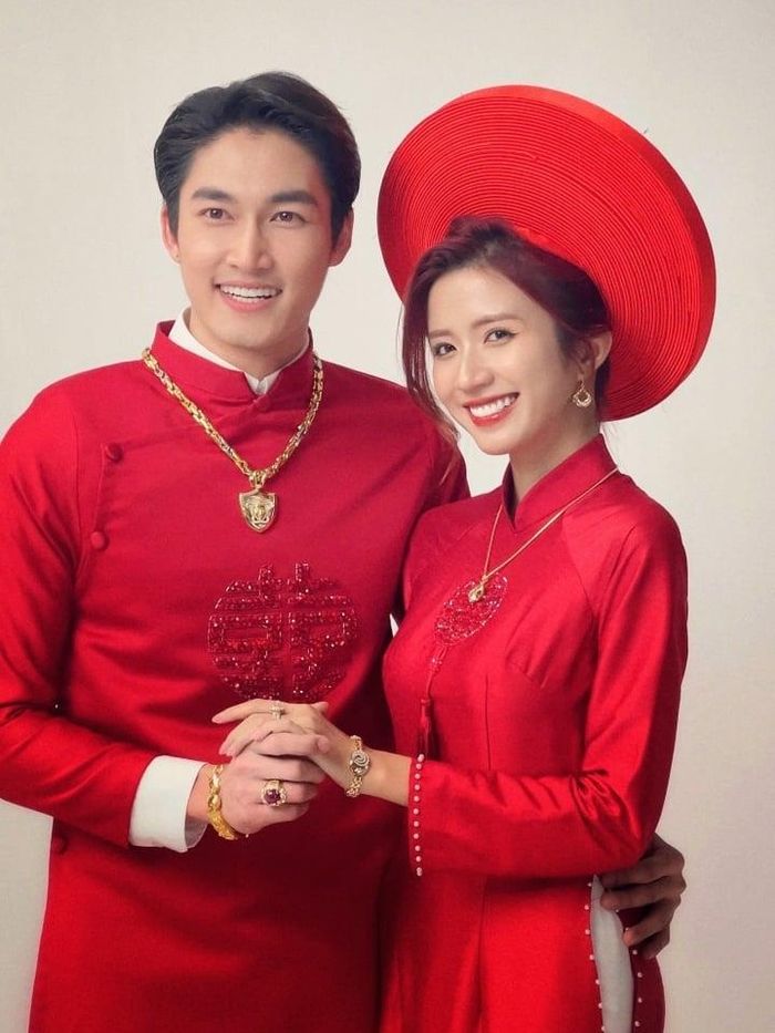 Hình ảnh Đình Tú mặc áo dài đỏ cùng diễn viên Ngọc Huyền