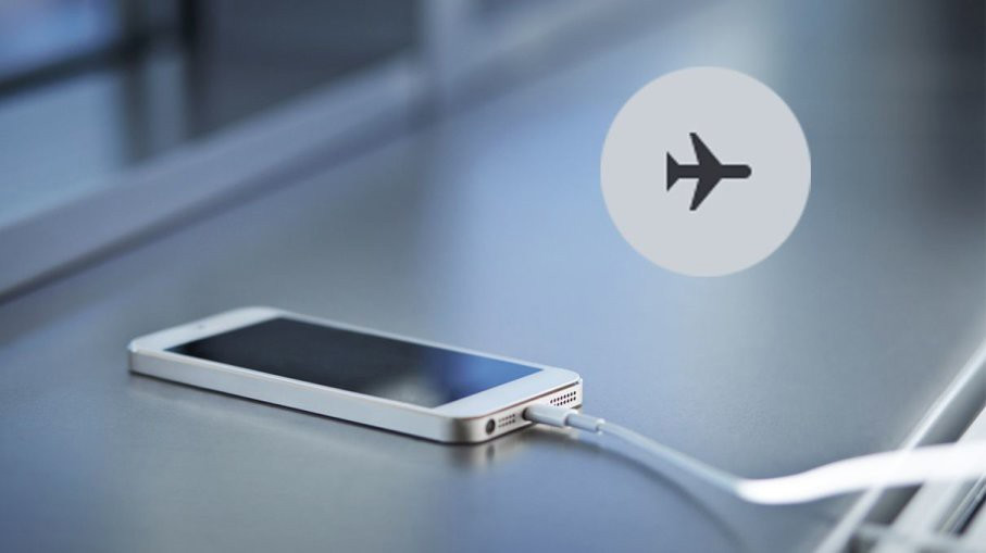 Bật chế độ máy bay trên điện thoại giúp quá trình sạc pin được nhanh hơn