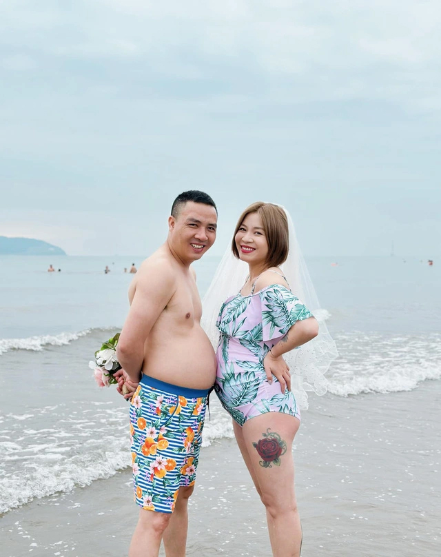 MC Hoàng Linh và ông xã chụp bộ ảnh cưới lần thứ 8 theo phong cách 'độc lạ' ngay trên bãi biển