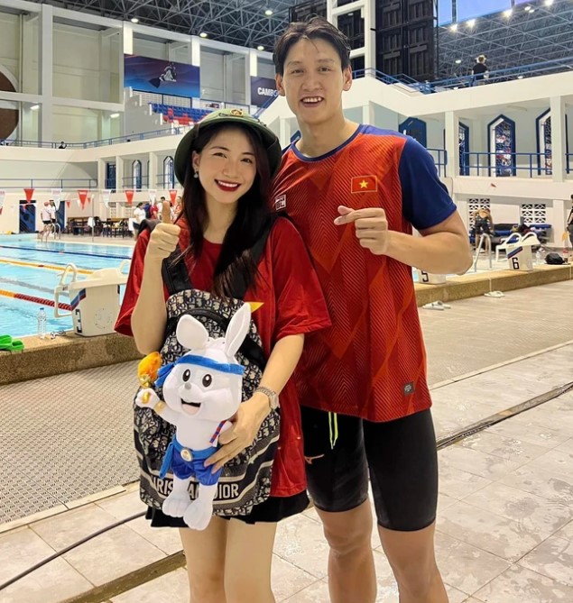 Hoà Minzy còn 'chốt đơn' luôn tuyển thủ Nguyễn Quý Phước làm thầy dạy bơi cho con trai mình