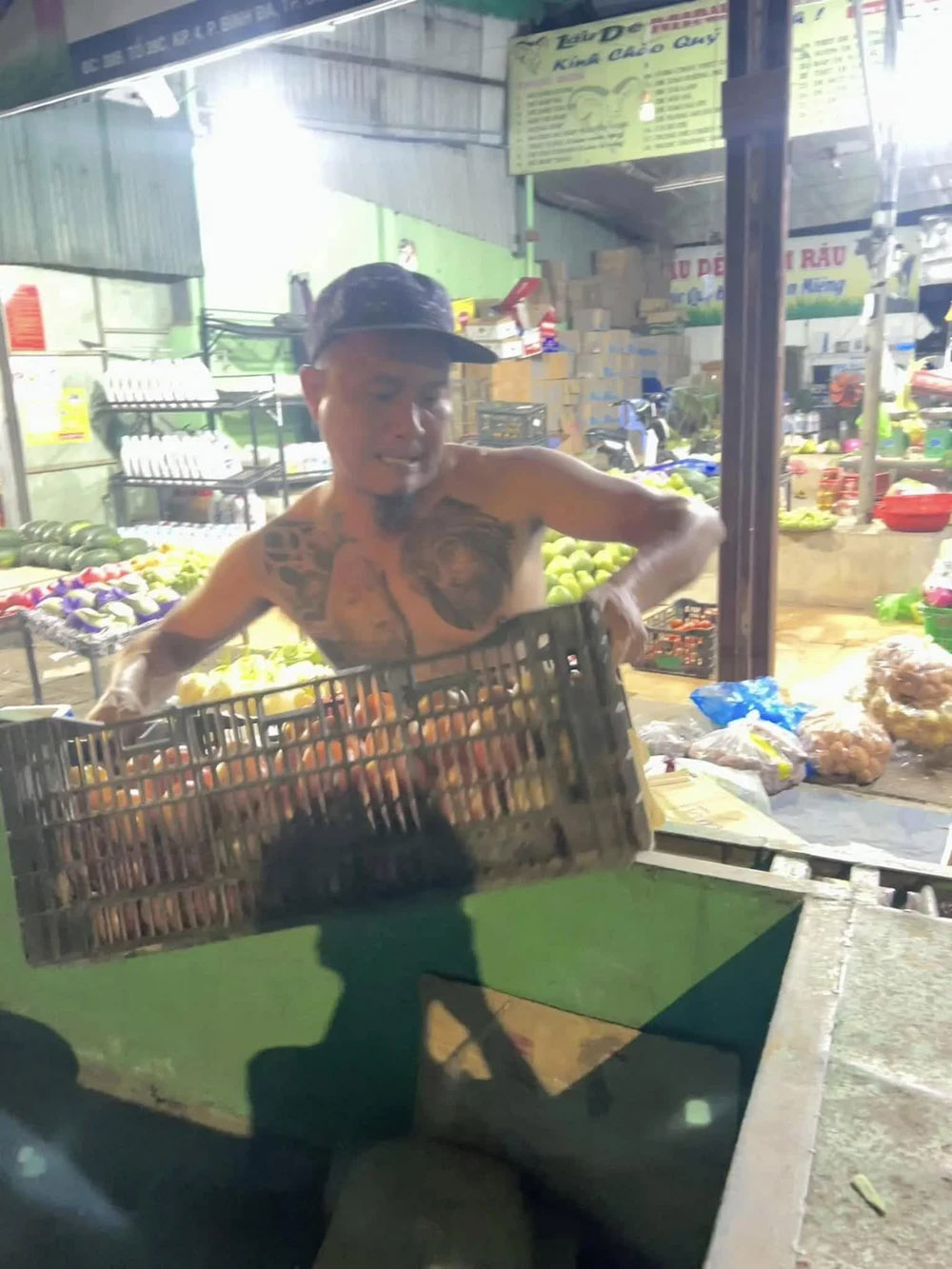 Vợ chồng anh Minh bán rau ở Đồng Nai