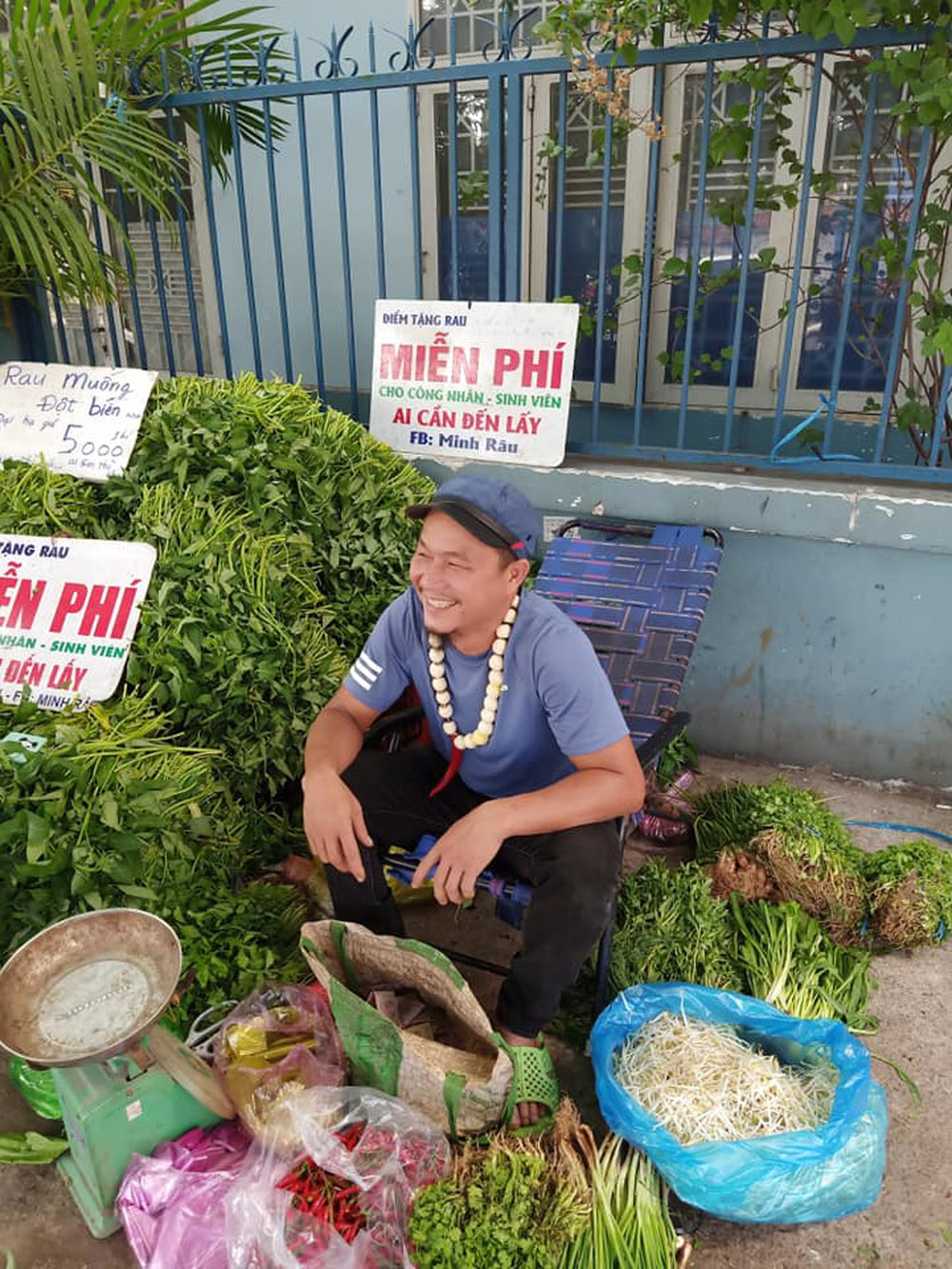 Anh Minh 'Râu' thường xuyên bán rau cho công nhân và sinh viên nghèo
