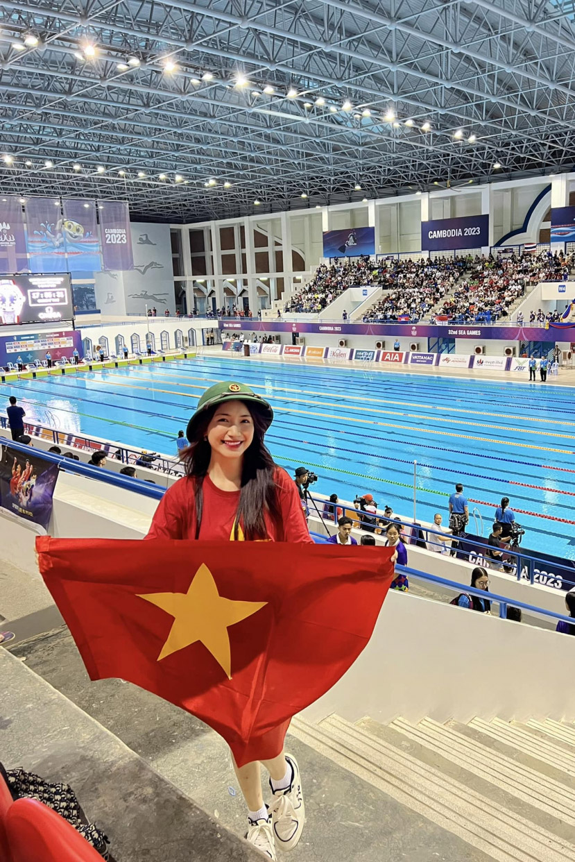 Hoà Minzy tham gia cổ vũ đội tuyển Việt Nam ở nhiều môn thi khác nhau