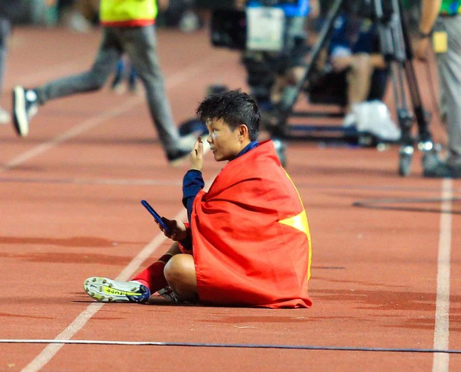 Nữ cầu thủ Bích Thuỳ ngồi một mình gọi điện báo tin chiến thắng cho mẹ đang bị ốm ở quê nhà