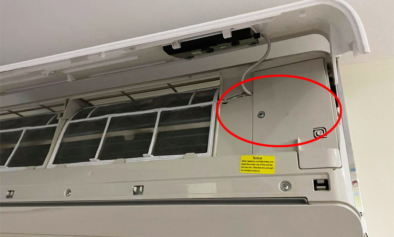 Nút nguồn trên dàn lạnh điều hoà được thiết kế nằm ở phía dưới của tấm lọc không khí