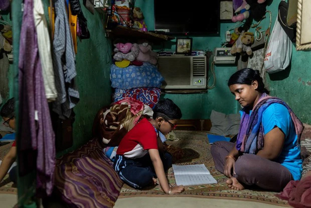 Piyu Haldar và con trai cô tại nhà ở New Delhi. Ảnh: Bloomberg