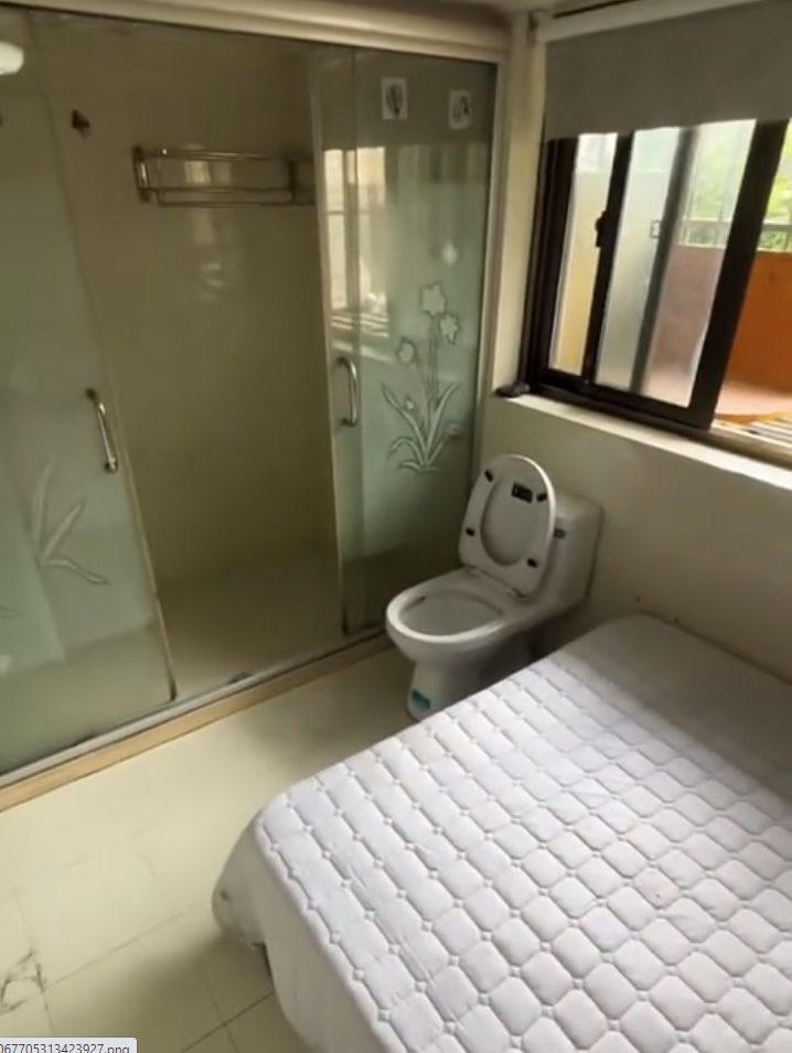 Nhà tắm riêng được tách biệt với phòng ngủ thông qua một tấm cửa kính trong suốt