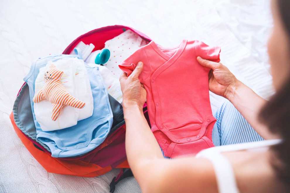 Nhiều phụ huynh có xu hướng tái sử dụng quần áo cũ của anh em họ hàng cho con mình để tiết kiệm chi phí