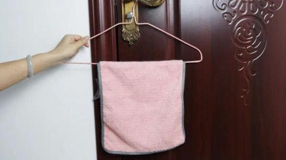 Treo một chiếc móc có khăn ướt giúp ngăn chặn kẻ trộm