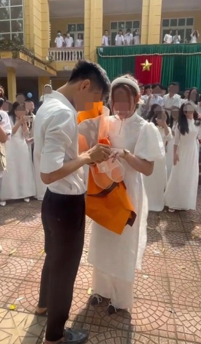 Nam sinh tặng nhẫn cầu hôn cho bạn gái trước sự chứng kiến của thầy cô và bạn bè
