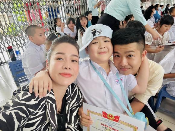 Nhật Kim Anh cùng chồng cũ cùng nhau xuất hiện trong ngày tổng kết năm học của con trai