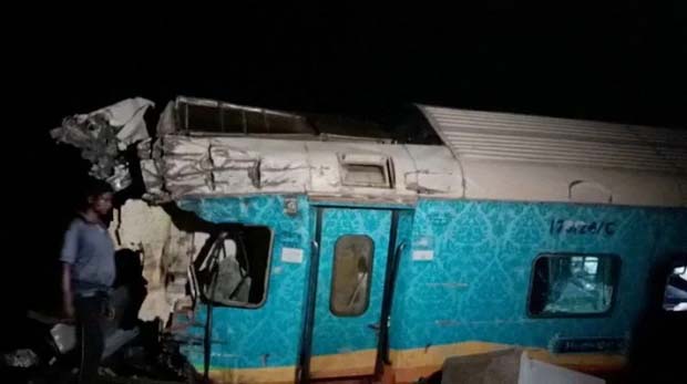 Vụ tai nạn khiến đoàn tàu bị phá nát (Ảnh: Reuters)