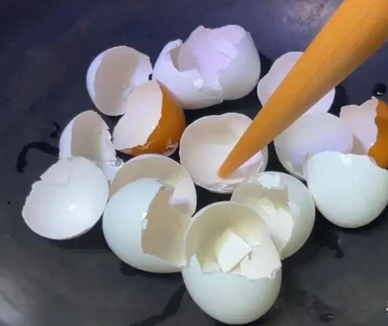 Vỏ trứng sau khi rửa sạch thì cho lên bếp rang đến khi vàng, thơm