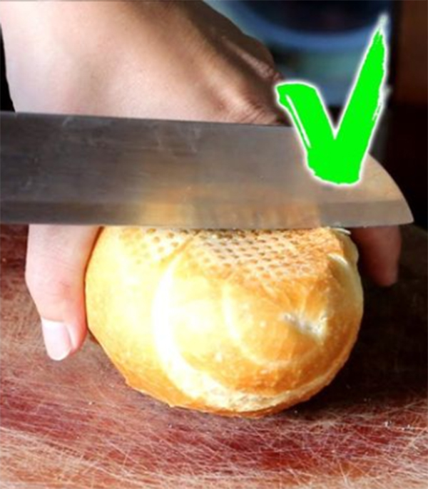 Nên cắt bánh mì từ mặt sau