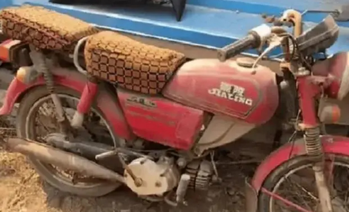 Chiếc xe máy cũ ông Thiền Quý Đức mua để đưa đón con trai đi học