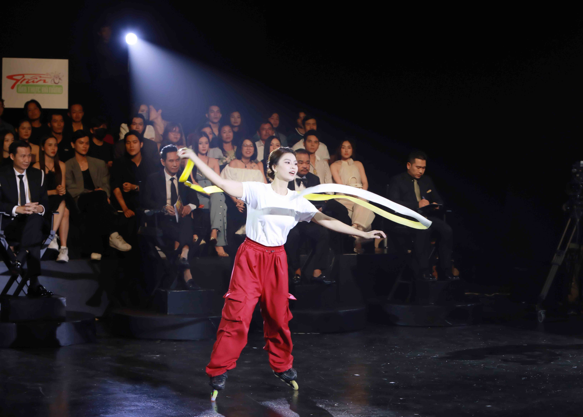 “Chơi lớn” ở vòng Chung kết, Trâm Anh mang cả bộ môn patin và múa ruy băng đầy ấn tượng lên sân khấu trong kịch bản Đường Đến Cầu Vồng.