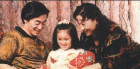 Gia đình Lục Tiểu Linh Đồng khi con gái Chương Đồng Đồng còn nhỏ