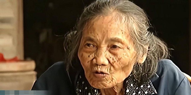 Cụ bà Hoàng Nghĩa Quân 91 tuổi vẫn rất khoẻ mạnh, minh mẫn
