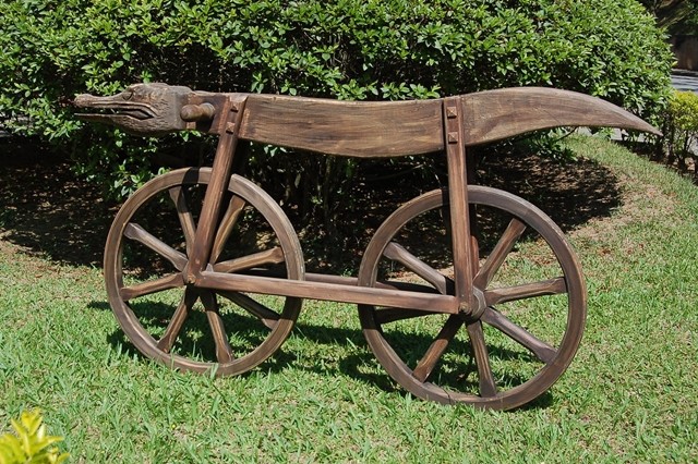 Chiếc xe đạp được làm bằng chất liệu gỗ, nặng 20kg