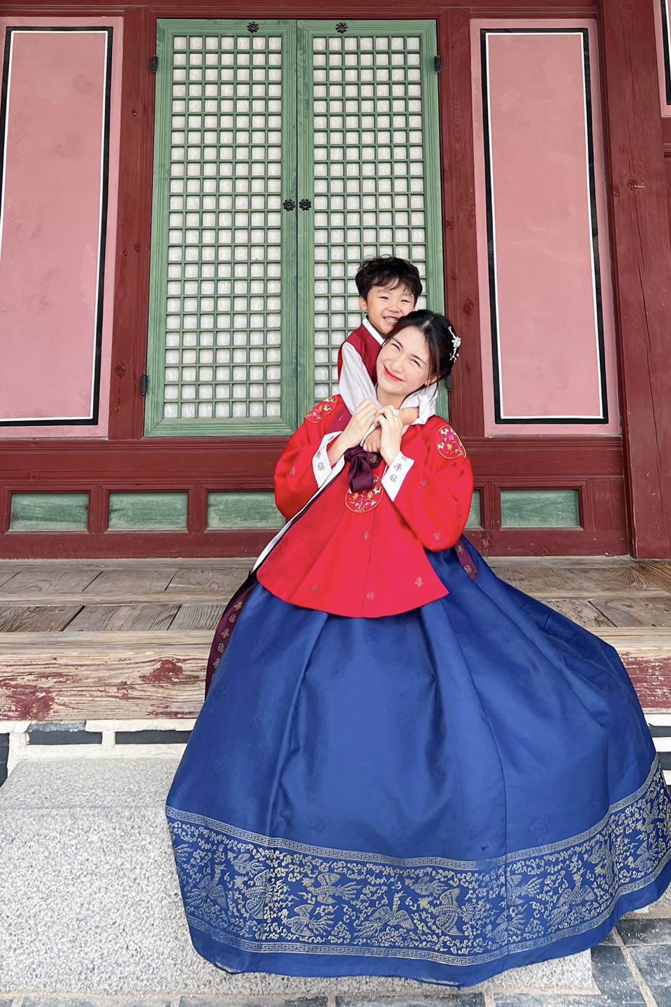Bé Bo diện trang phục Hanbok truyền thống chụp ảnh kỷ niệm cùng với mẹ Hoà Minzy